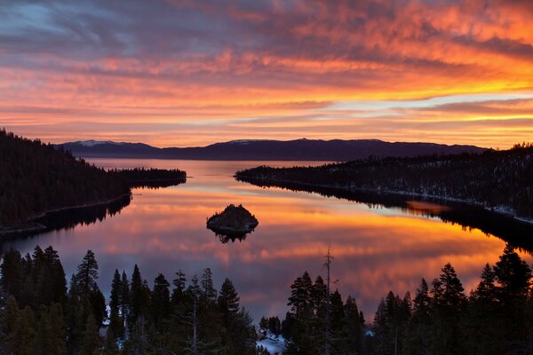 Poranek nad jeziorem Tahoe w USA