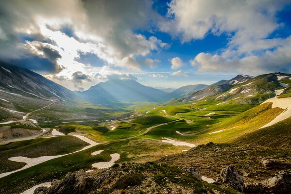 Montañas italianas bajo el sol