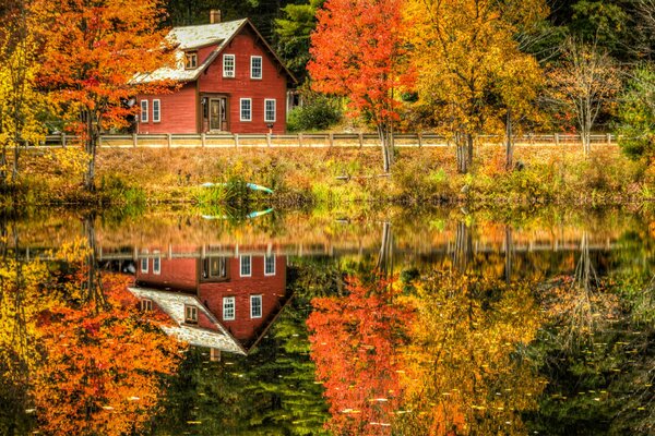 Paesaggio autunnale con casa sul lago