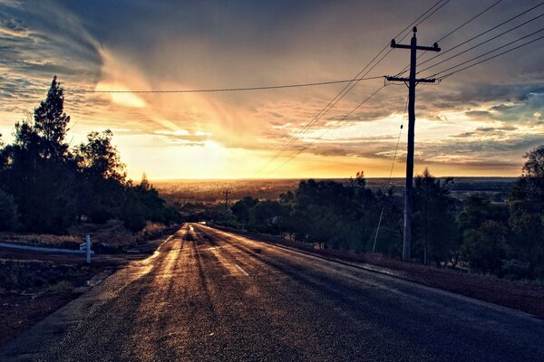 Straßenlandschaft bei Sonnenuntergang