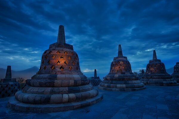 Die Architektur Indonesiens vor dem Hintergrund des Abendhimmels