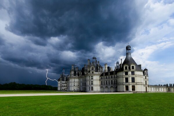 Castillo de Chambord durante una tormenta eléctrica