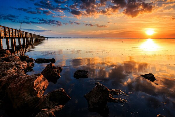 The setting sun is reflected in the water surface