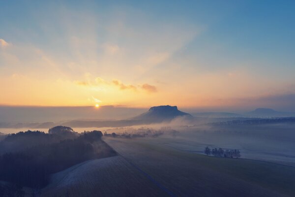 Rencontre de l aube avec le brouillard sur les montagnes et l horizon