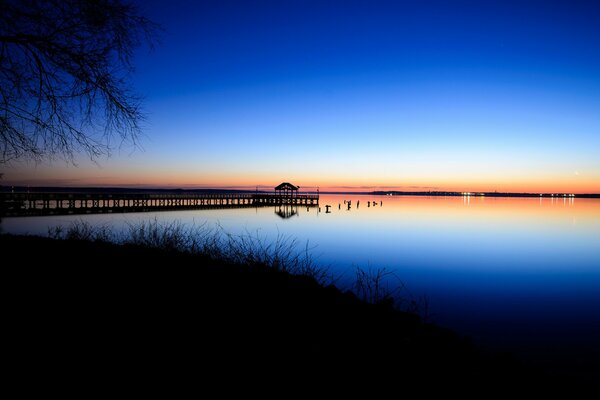 Pier in Virginia mitten in der Stille bei Sonnenuntergang