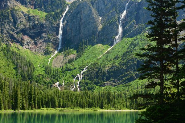 Glacier-Nationalpark. Berg Wasserfall