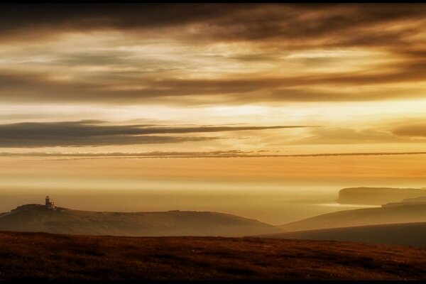 Hermosa puesta de sol en medio del campo