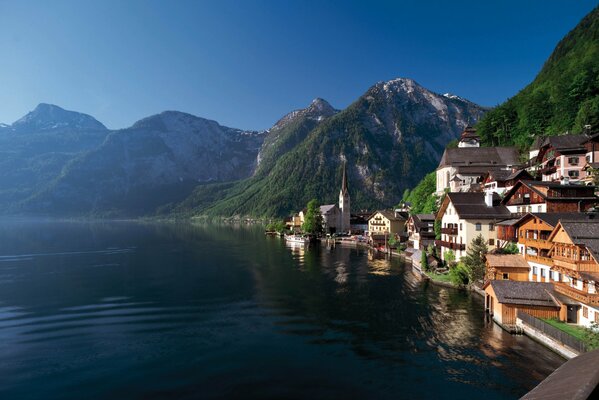 Lago di montagna, una città in Austria