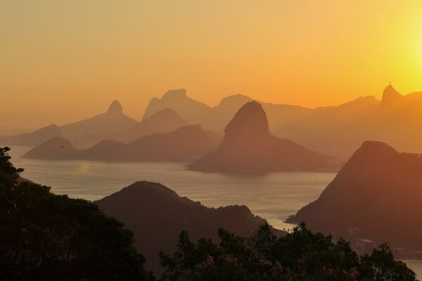 Brasilien. Goldener Sonnenuntergang 