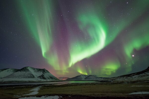 Islanda e Aurora Boreale nella notte