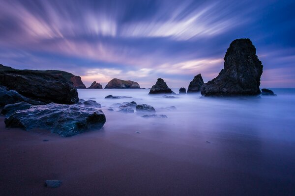 Mare blu e rocce nere