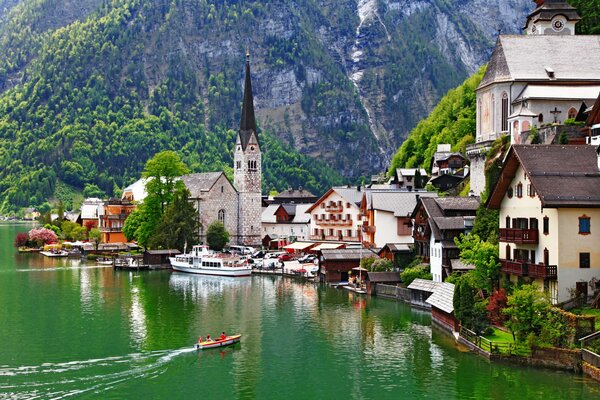 Живописная природа Австрии с горным массивом и домами по берегу озера