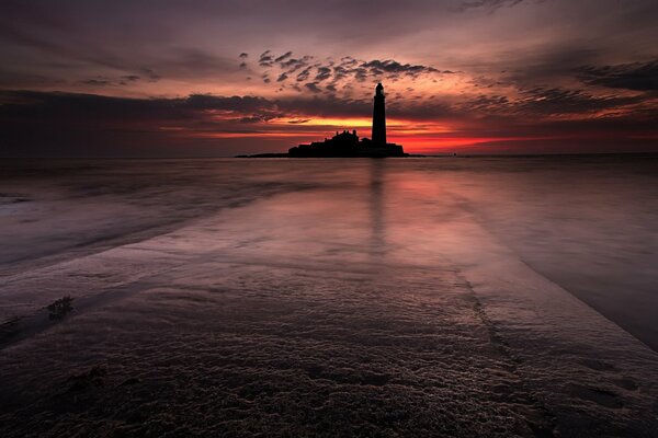 Phare sur la mer, sur fond de ciel nocturne