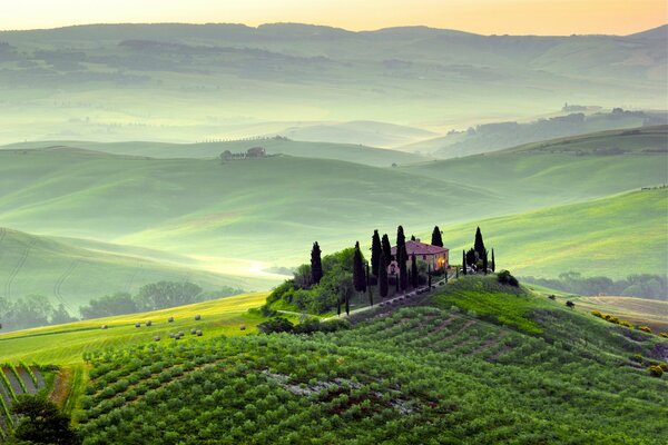 Amanecer por la mañana sobre los campos de Italia