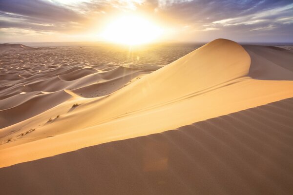Słońce oświetla wydmy marokańskiej pustyni