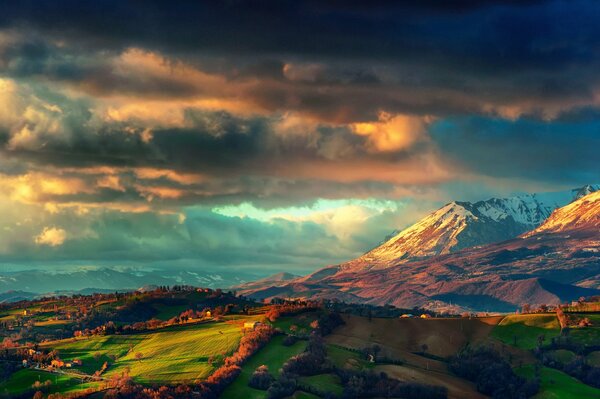 Cordillera de Monti Sibillini en primavera