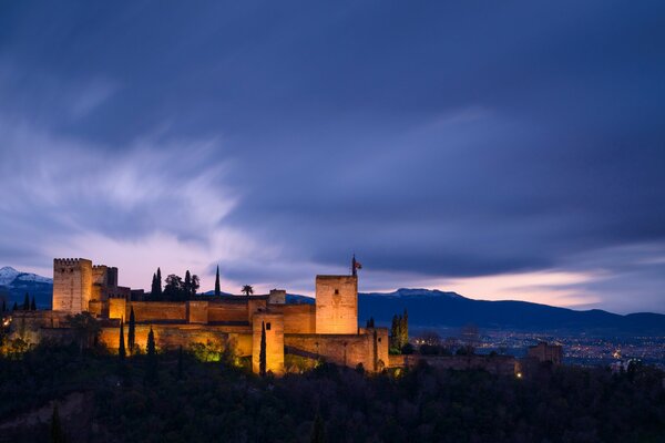 La arquitectura de la provincia española en el cielo azul de la tarde