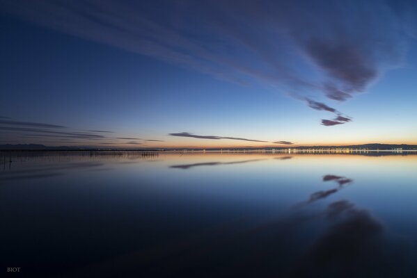 Nubes grises se reflejan en el mar