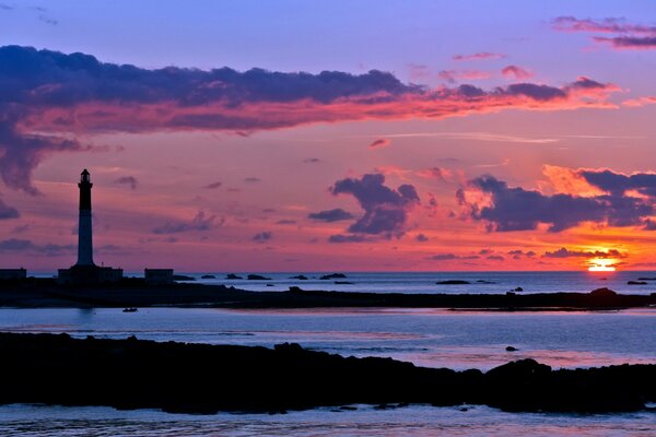 Paisaje del mar nocturno con faro