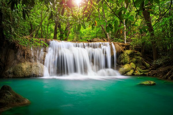 Тропический водопад на райском острове