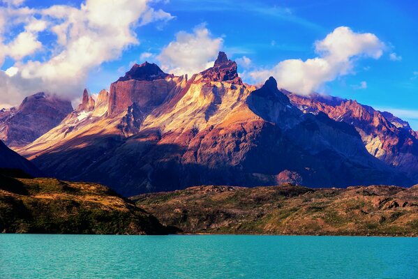 Montagne Rocciose sullo sfondo di un lago blu