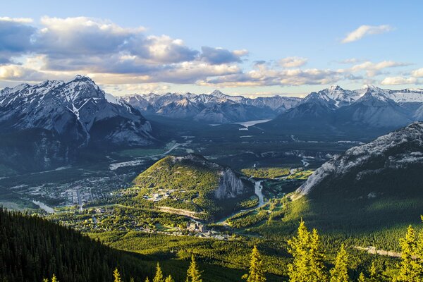 Зелень, горы и облака национального парка в канаде