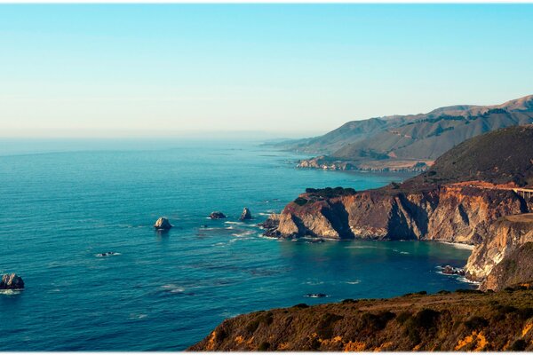 Paesaggio della costa rocciosa della California