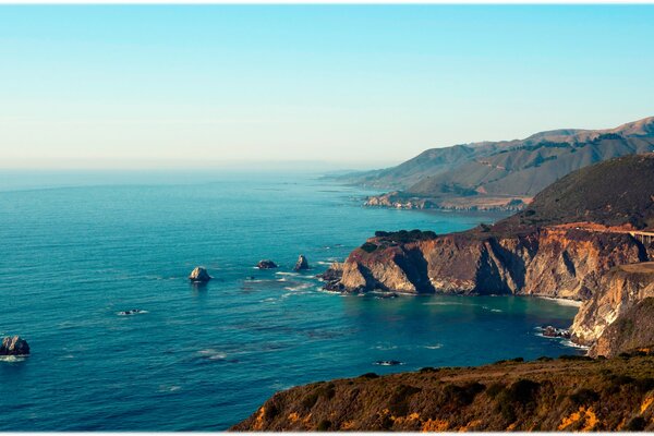 Kalifornijski krajobraz skalistego wybrzeża