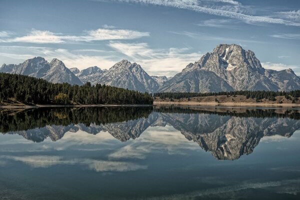 Reflejo de la montaña en el remanso de la curva del lago