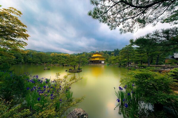 Templo en Japón en un lago en un parque