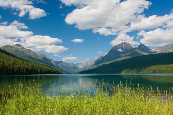 Jezioro, Góry i chmury Parku Narodowego w Montanie
