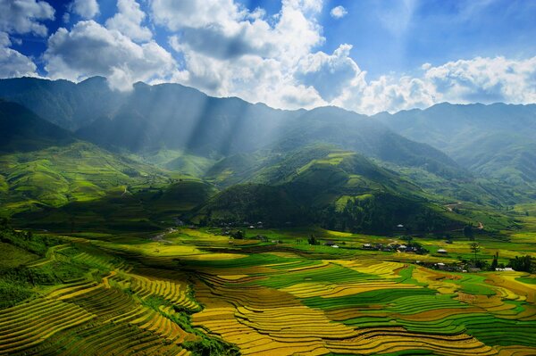 Sonnenstrahlen durch die Wolken, herbstliches Vietnam