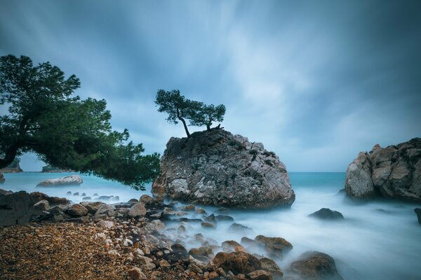 La costa rocosa de Francia en la bruma de la noche