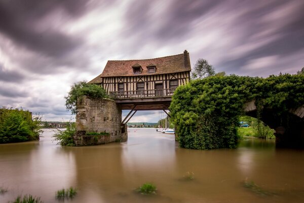 Eine gebrochene Brücke mitten in der Seine in Frankreich