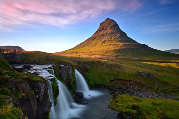 Kirkjufellsfoss Wasserfall in Island vor dem Hintergrund einer einsamen felsigen Landschaft