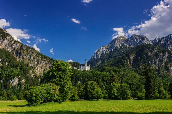 Castello in Baviera tra le montagne