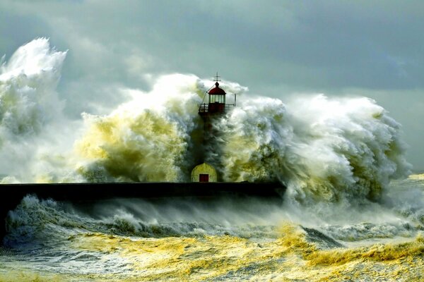 Faro en olas de tormenta furiosas