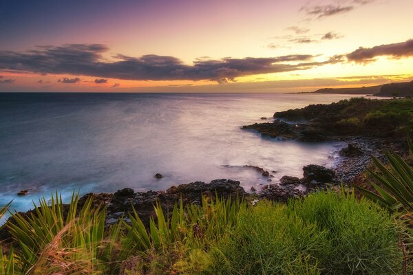 Hawaiianischer Sonnenuntergang an der Küste des Ozeans