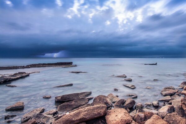 Skały nad oceanem pod błękitnym niebem