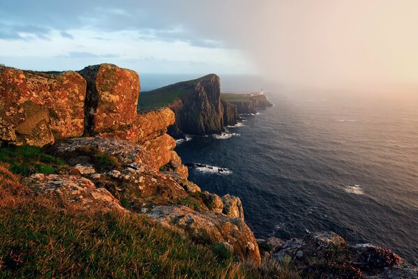 Foto di rocce e mare in Scozia