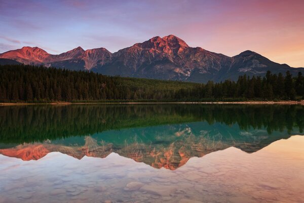 Displaying pyramid mountains in water