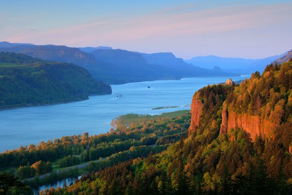 Beau lever de soleil près de la rivière