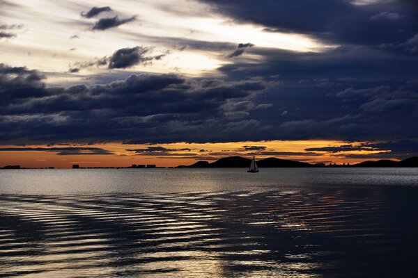 Navire naviguant sur le lac sur fond de nuages