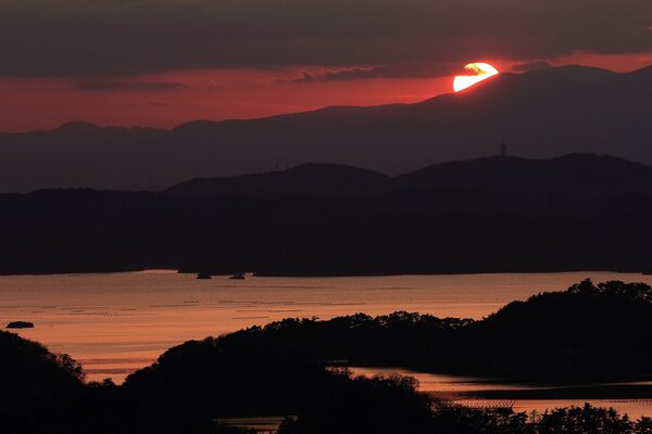 Bellissimo tramonto di Bogor in montagna