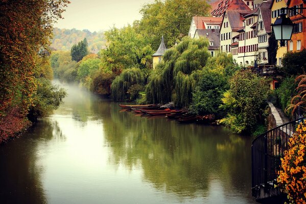 Edificios a lo largo del río en Alemania