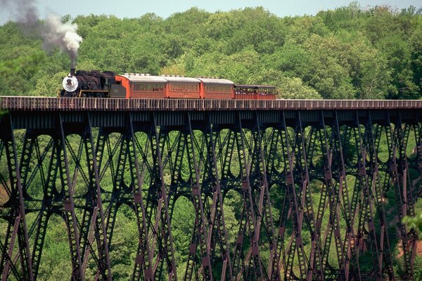 Impresionante vista del antiguo puente