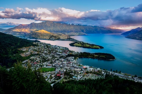 A city from a height in the New Zealand Bay