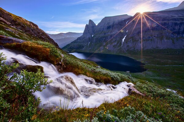 Le soleil apparaît sur les montagnes et le lac