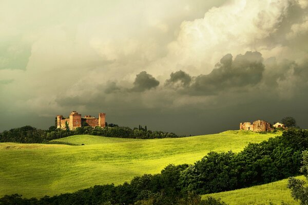 Toscana en nubes y hierba verde