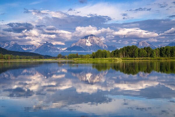 Montagne nuvole bellissimo lago